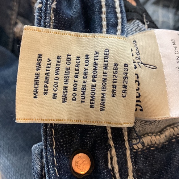 Miss Me Cuffed Capri Medium Wash NWT Size 26 - Picture 10 of 12